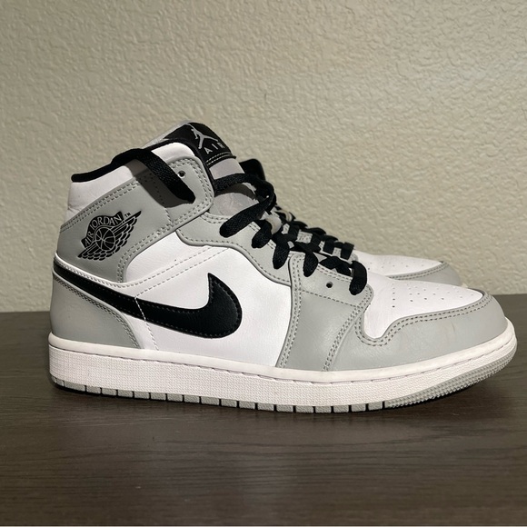 EUC Jordan Men's Black, Gray, and White Sneakers Sz 9 with Box - Picture 6 of 8